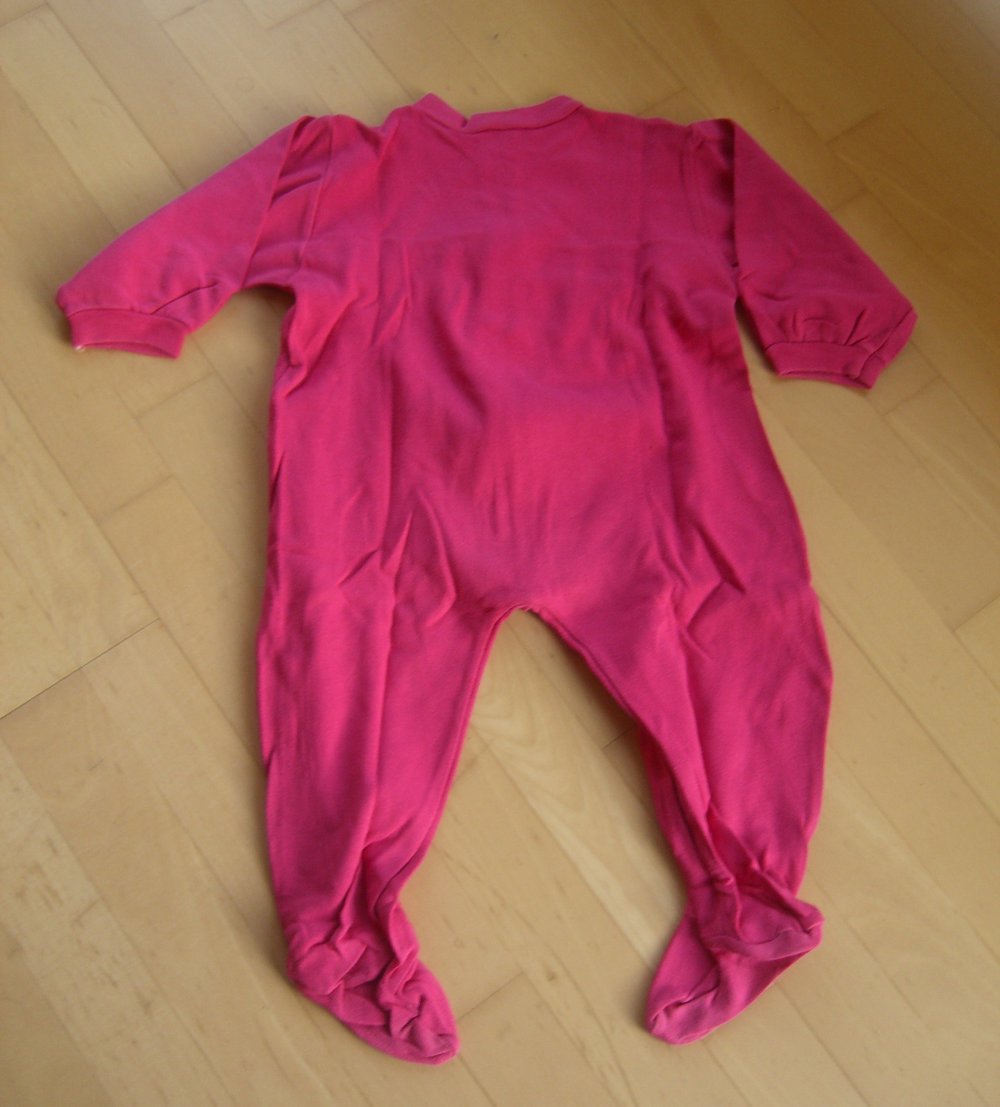 Süßer pinker Schlafanzug