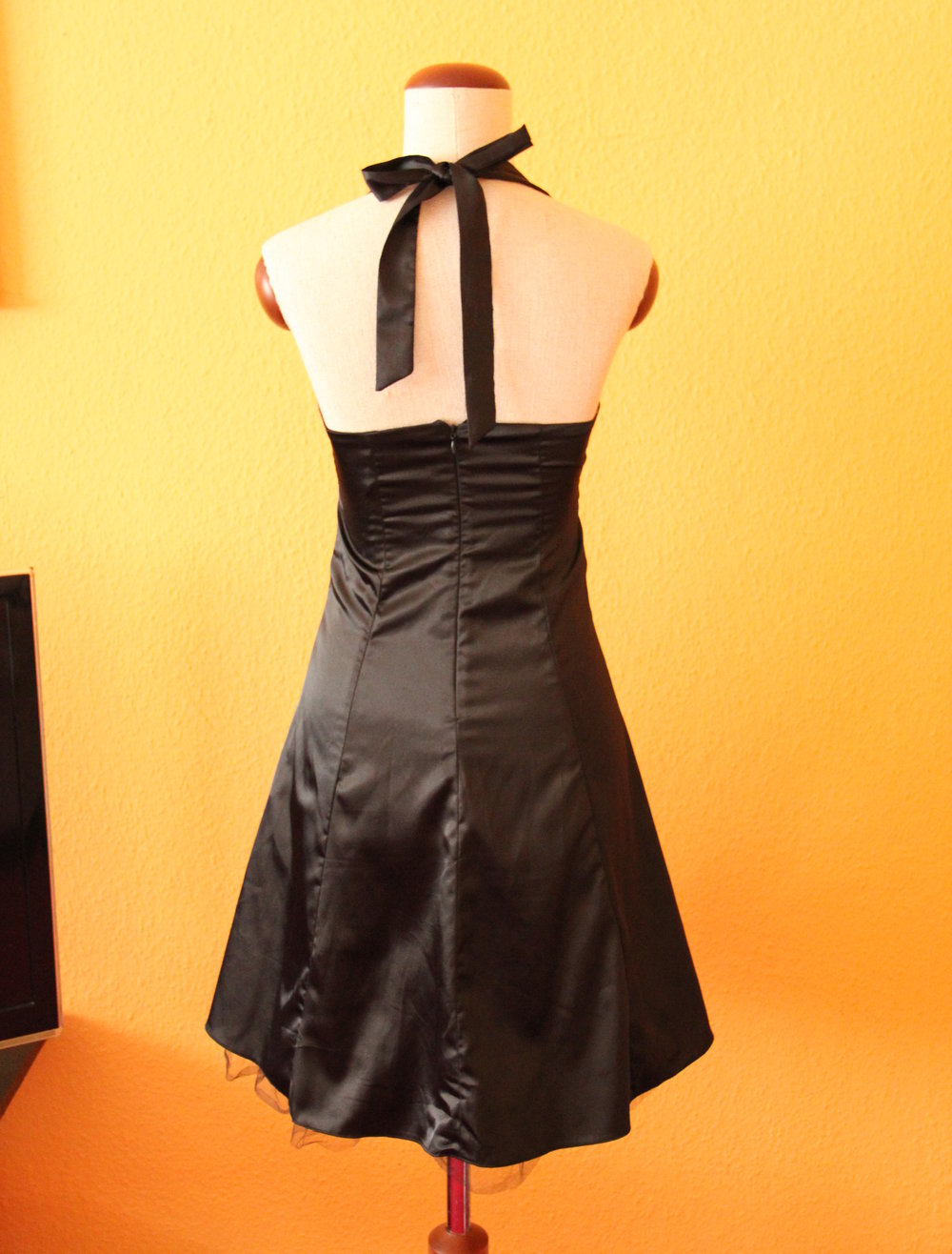 Schwarzes Abendkleid aus Satin