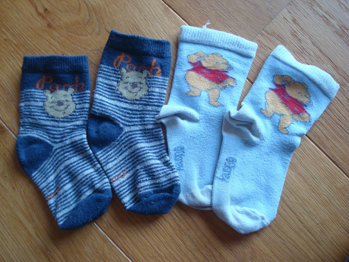 2 Paar Socken mit Winnie Pooh Gr. 19-23