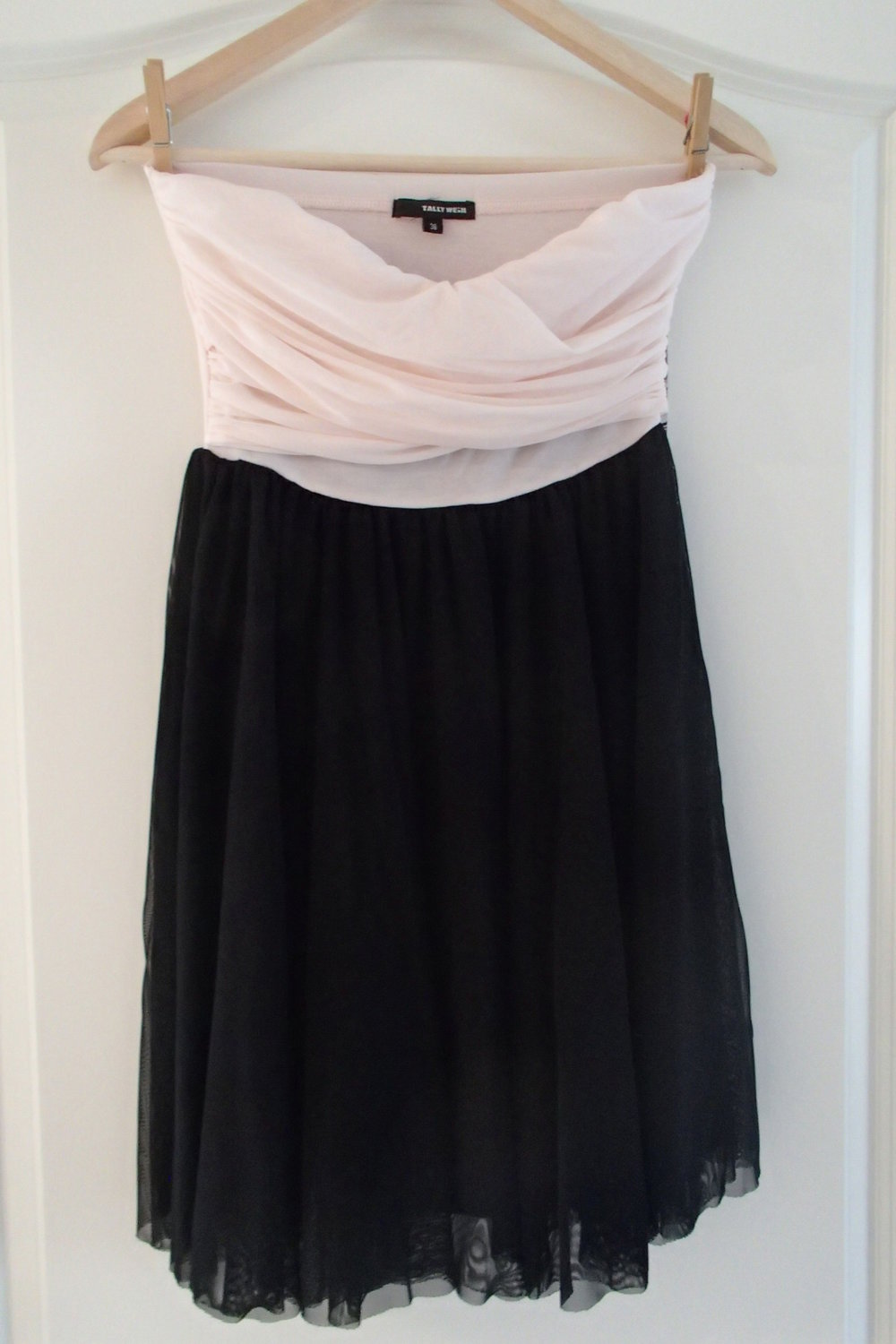 Bandeaukleid mit Herzausschnitt