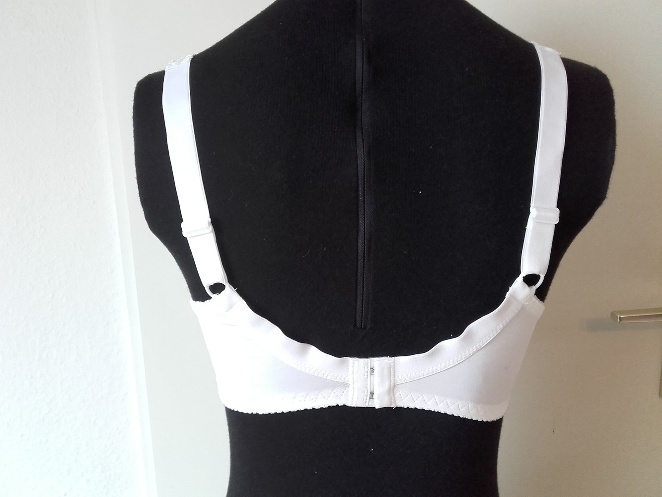 weißer seidiger BH von Rebel 75 DD