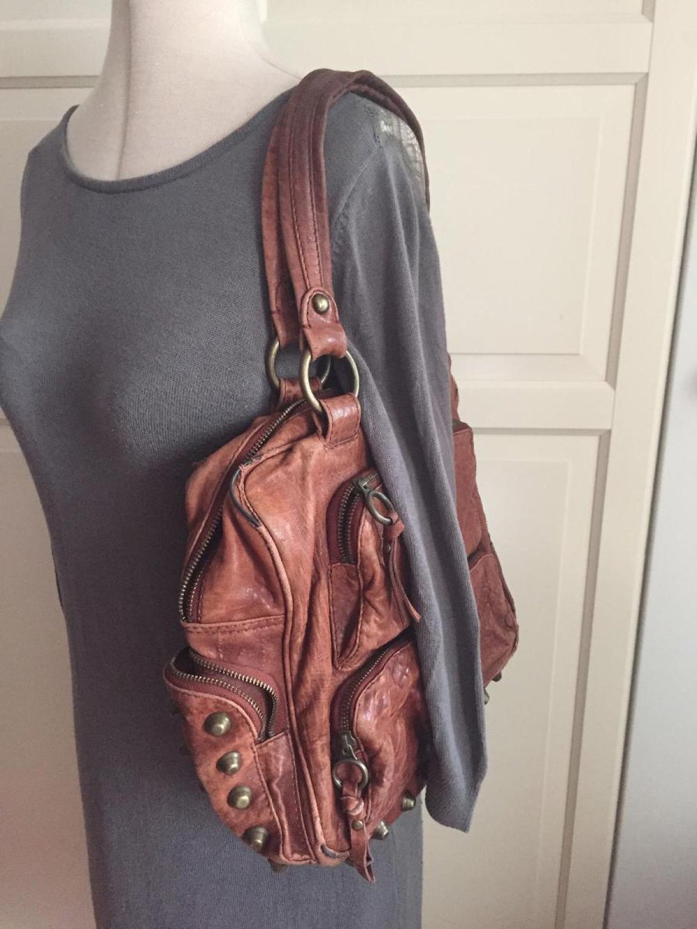 Ledertasche terracotta mit vielen Nieten