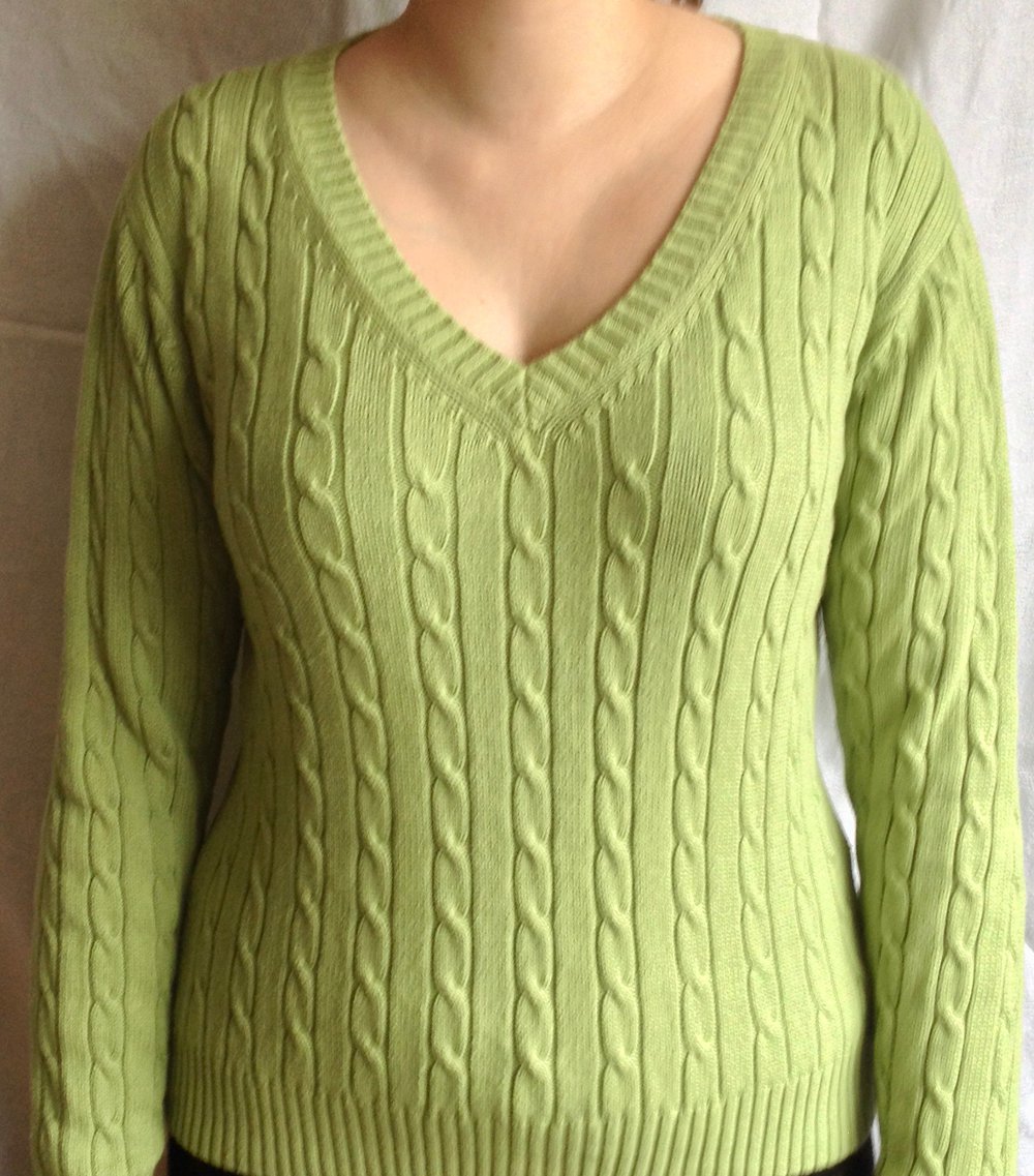 Schöner Pullover mit Zopfmuster von Joy