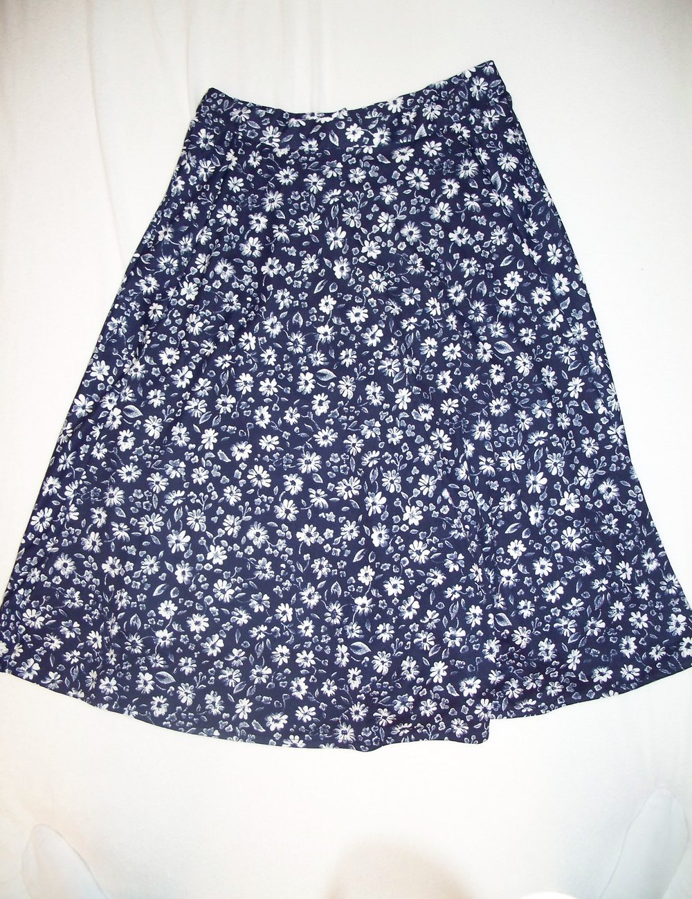 VINTAGE// Dunkelblau-weiß gemusterter Midirock mit Blumen high-waist Gr. 40/ 42