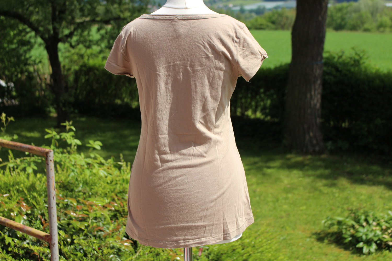 beiges T-shirt mit geschnürtem Ausschnitt