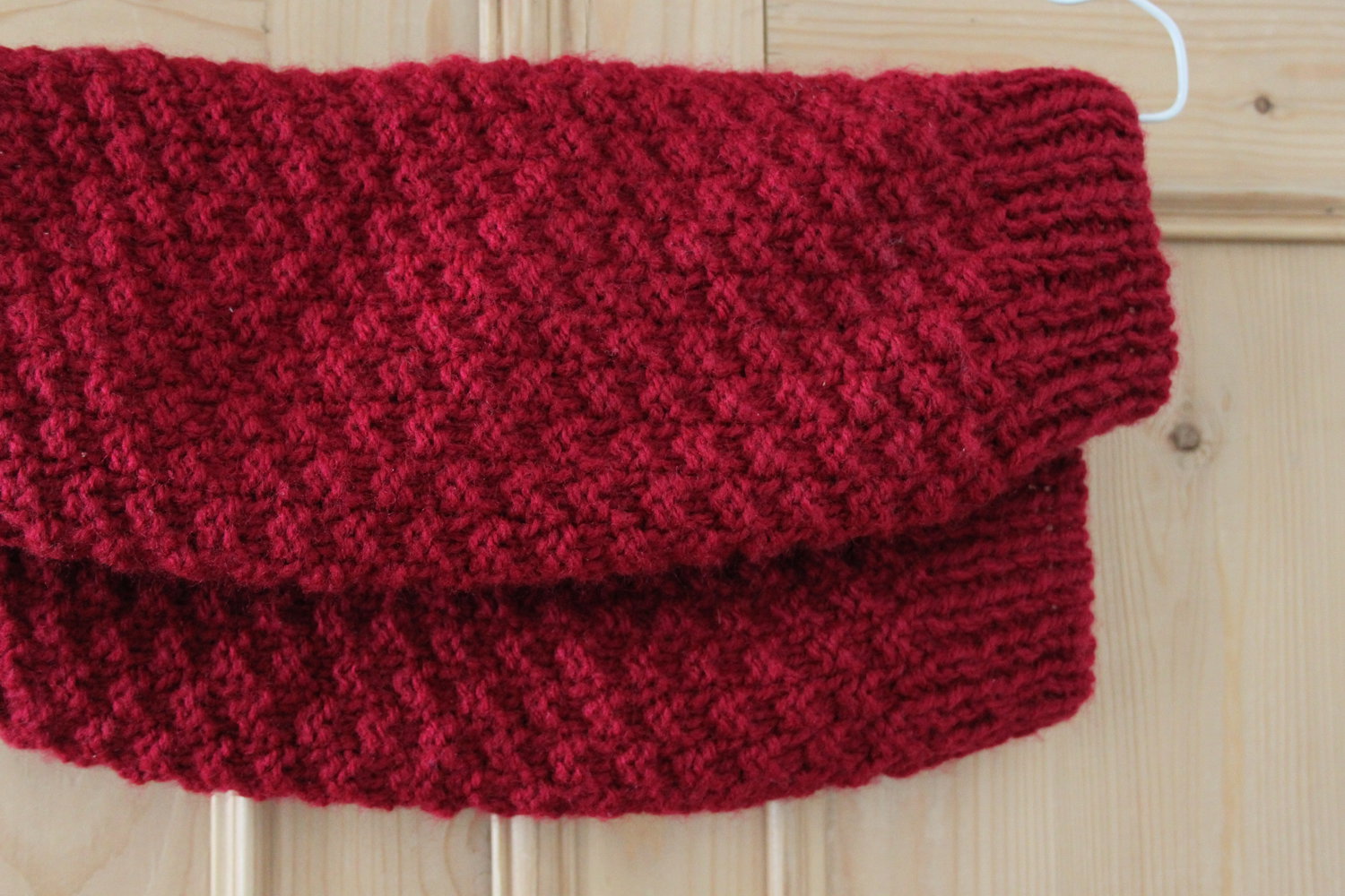 Handgestrickter Schlauchschal in herzhaftem Rot