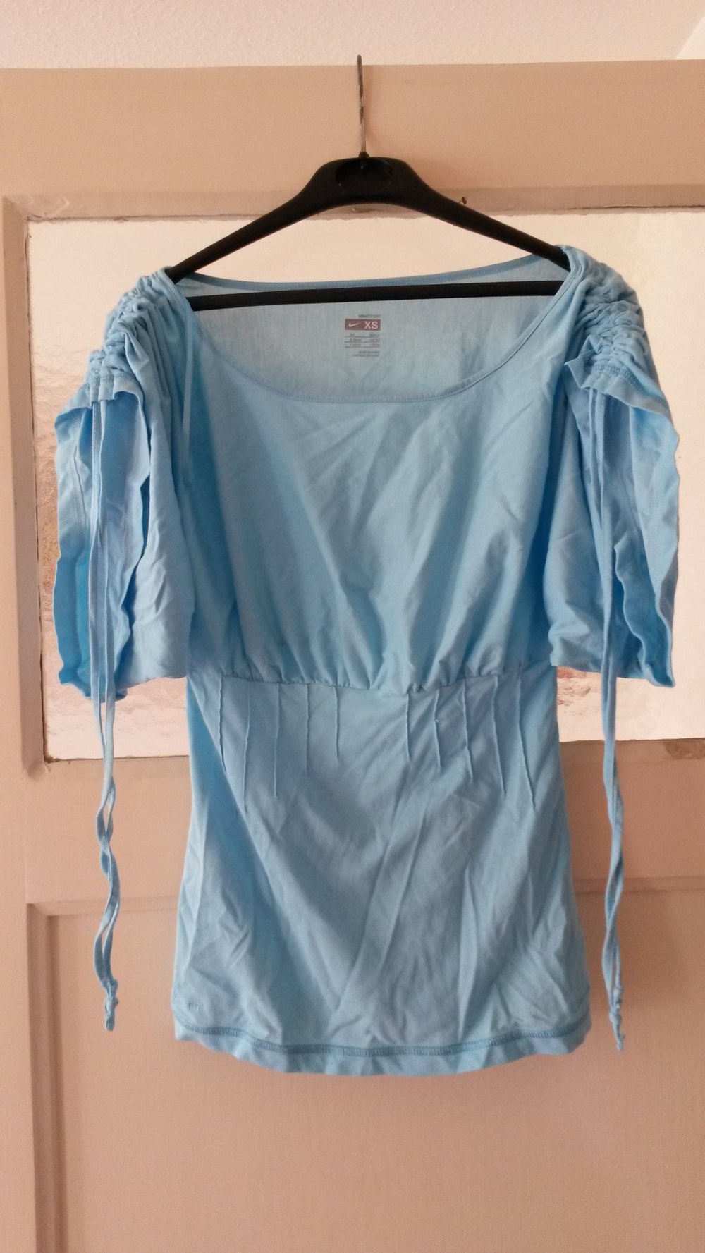 Blaues Nike T-Shirt mit Fledermausärmeln / Gerrafteärmel