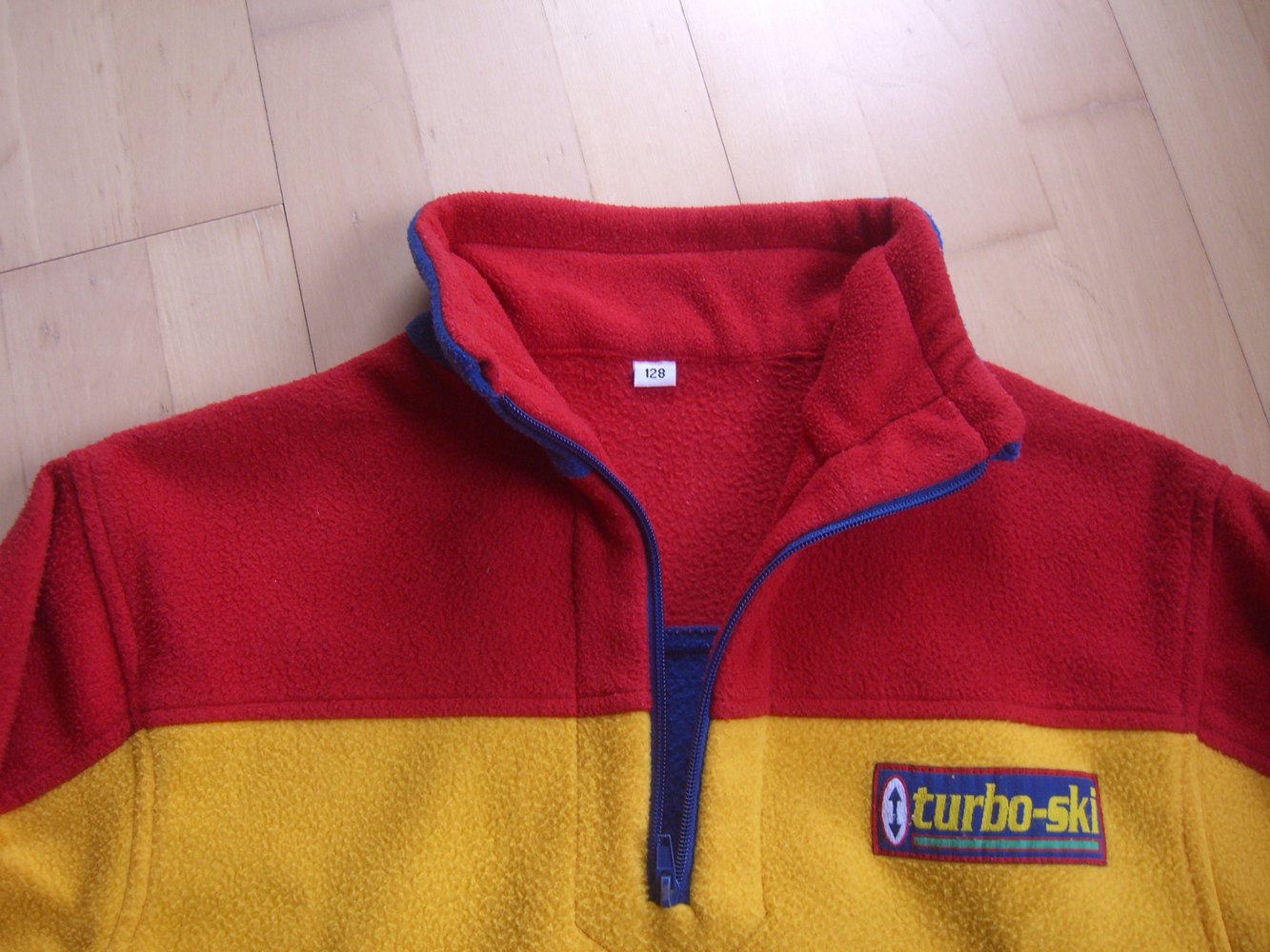 Farbenfroher Fleecepulli mit Reißverschlusskragen