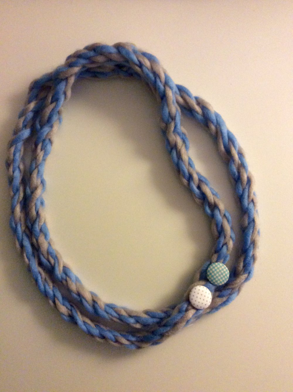 DIY Kette aus Wolle mit Knöpfen, alles Einzelstücke