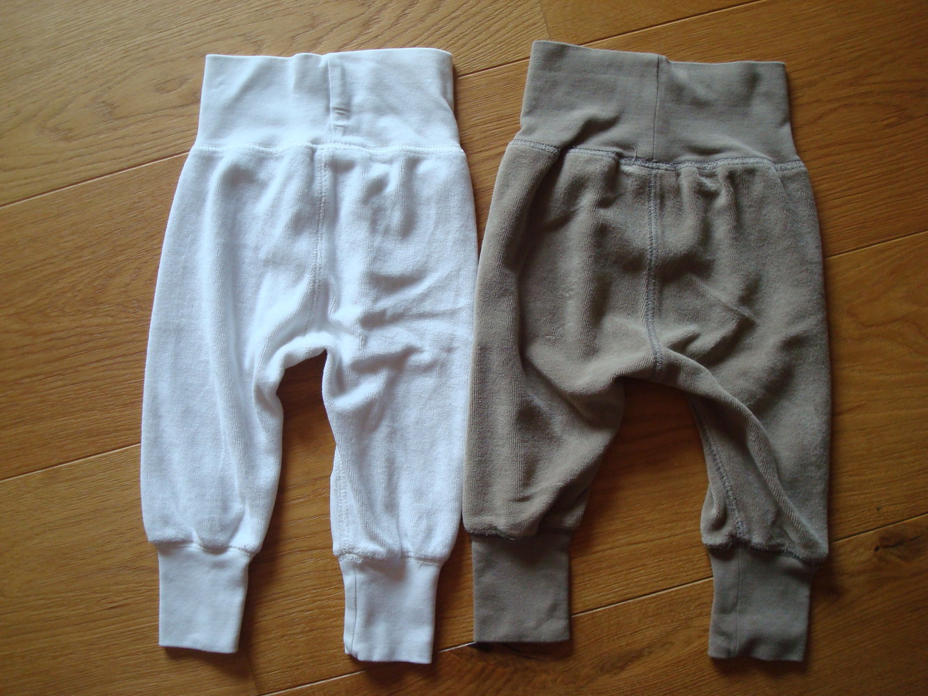 2 süße Pumphosen in neutralen Farben Gr. 62