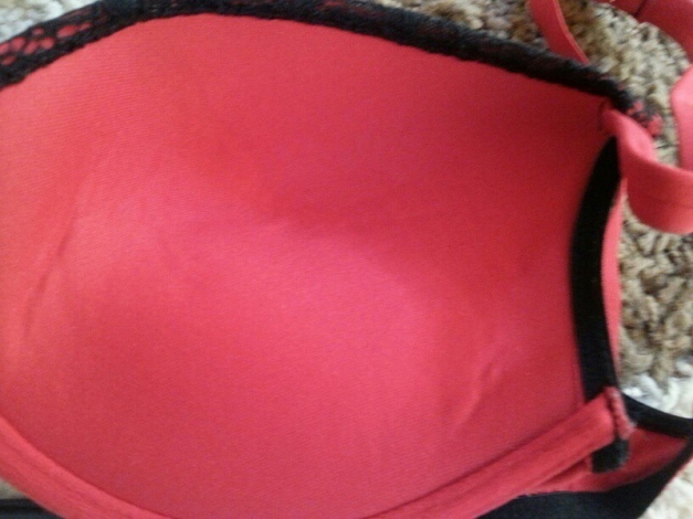 Roter Pushup Bh mit schwarzer Spitze