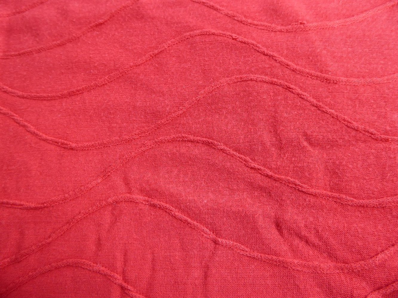 Rotes T-Shirt mit Wellenmuster