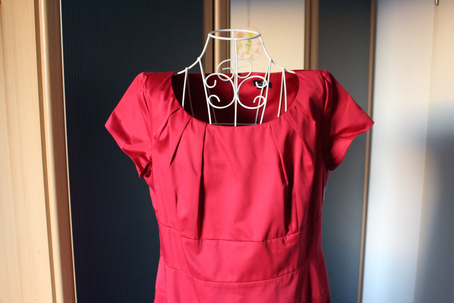 363. Schönes Kleid von Daniel Hechter/Paris/, Gr. 42, fuchsia-rot