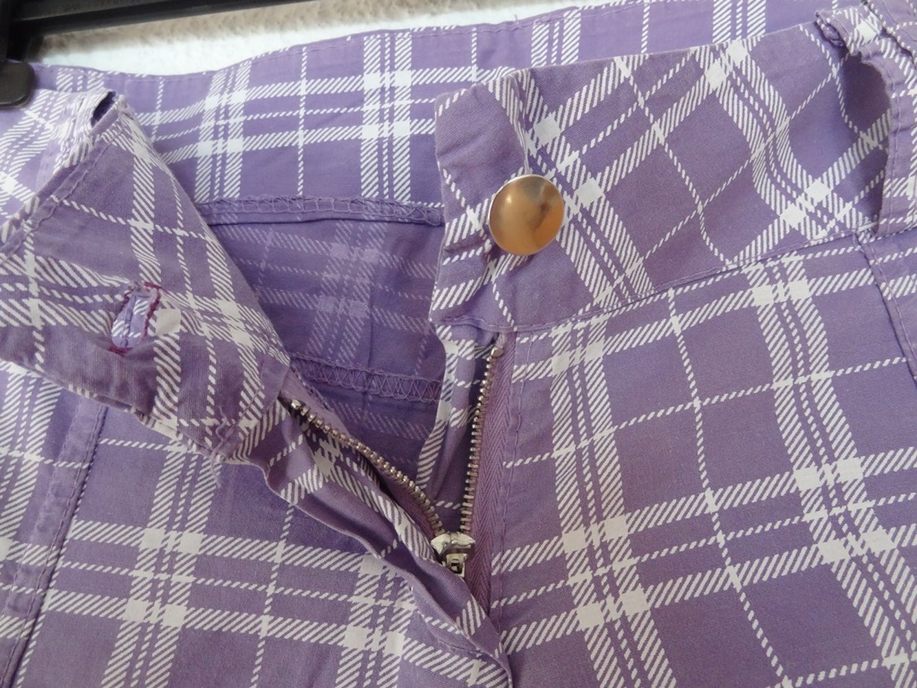 Lila/ weiße Caprihose mit Raffung