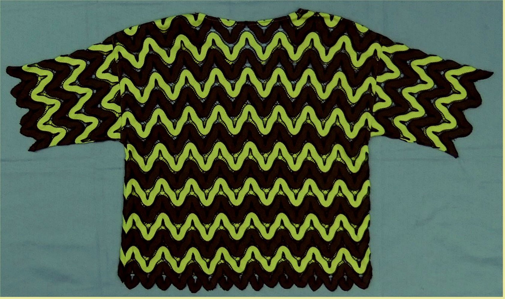 Sommerpulli kurzärmlig - von Chanaz Couture exclusiv - hellgrün / dunkelgrün