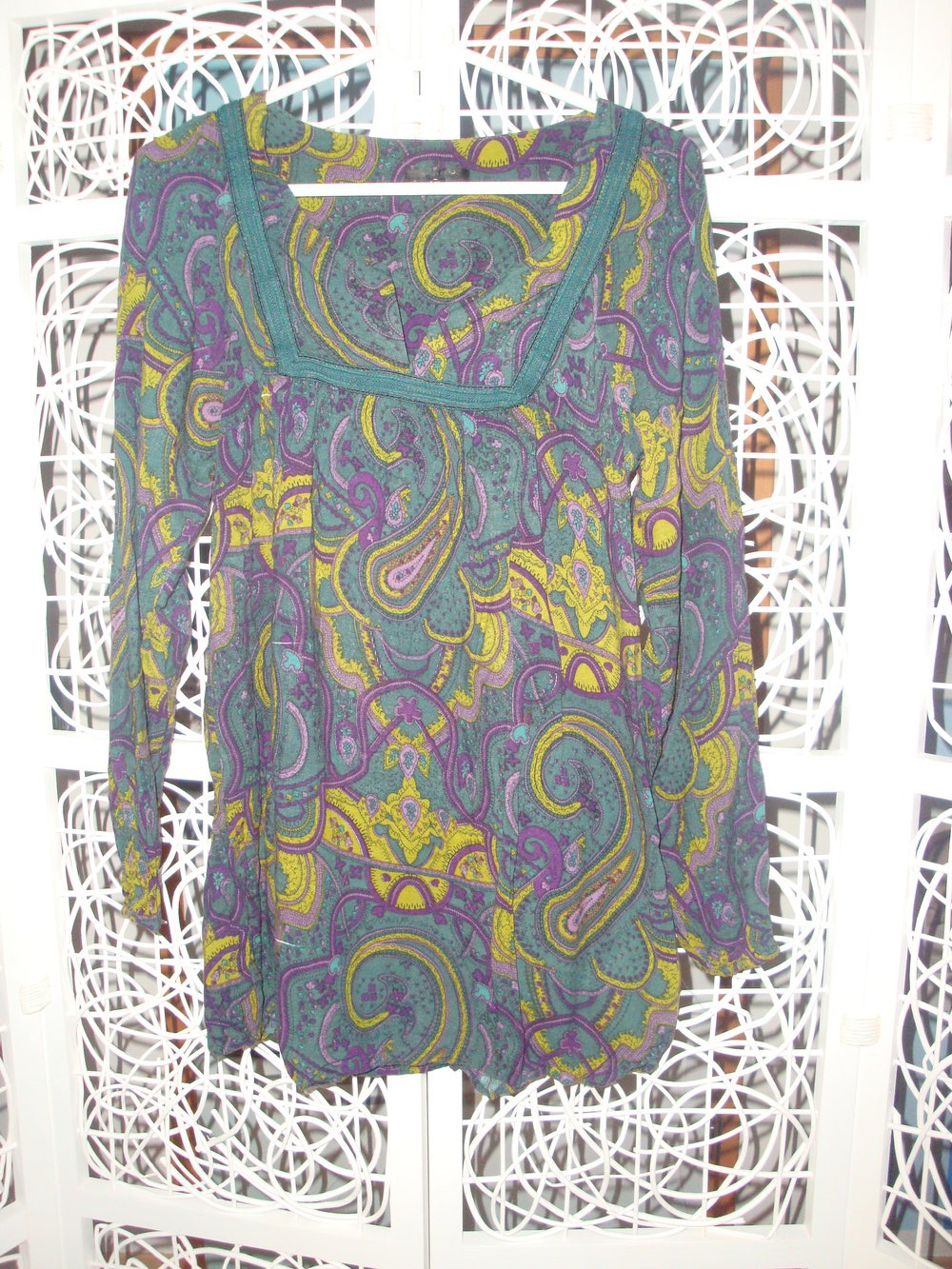 buntgemusterte Tunika