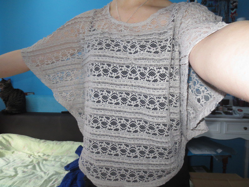 Grau-Beiges Top aus Spitze mit Fledermaus-Ärmeln