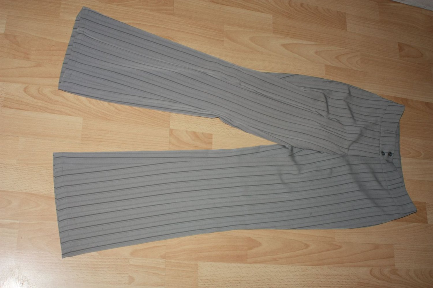 Hosenanzug grau mit Nadelstreifen in Gr. 36