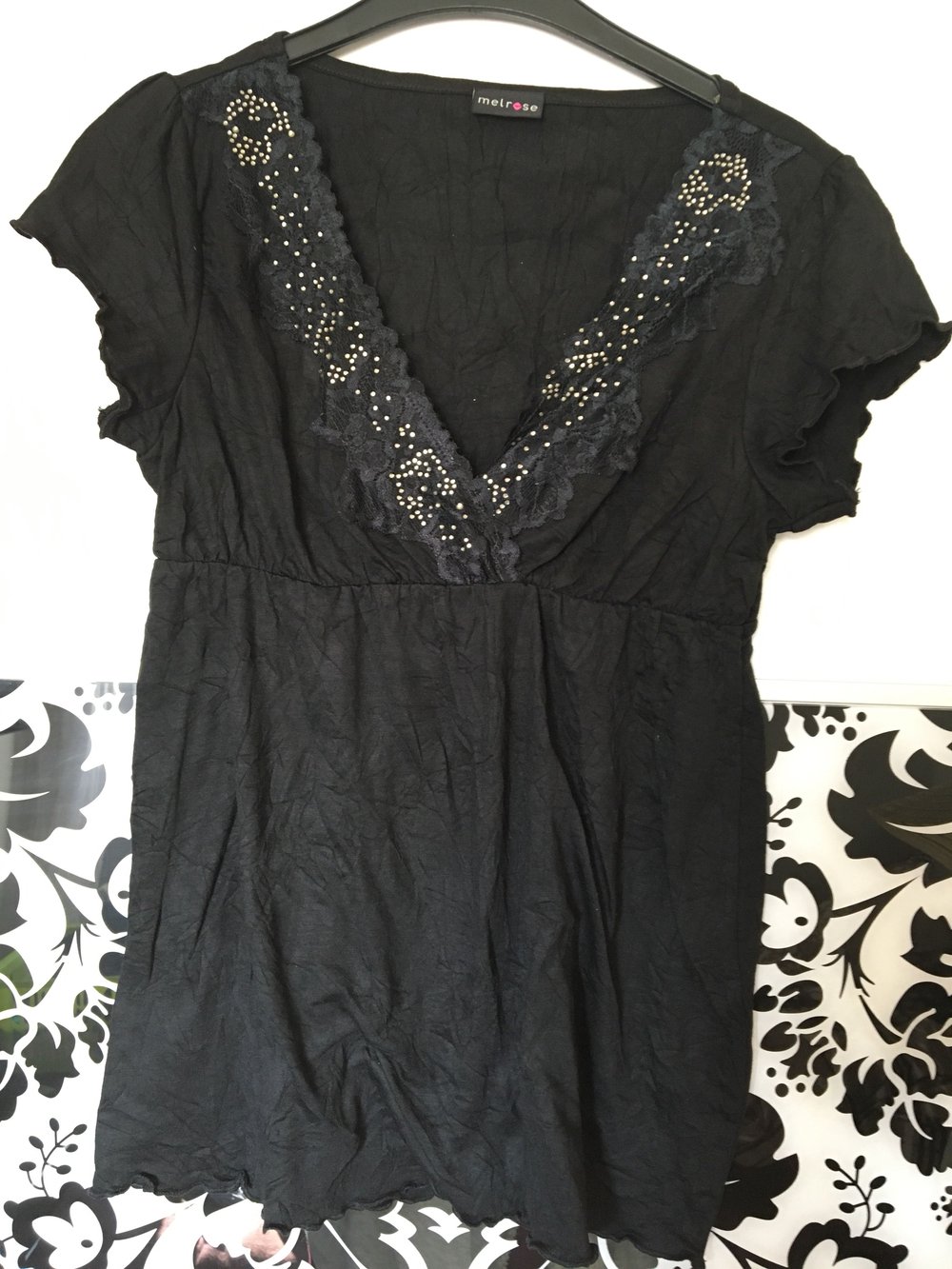 Schönes Oberteil mit Spitze und Strass