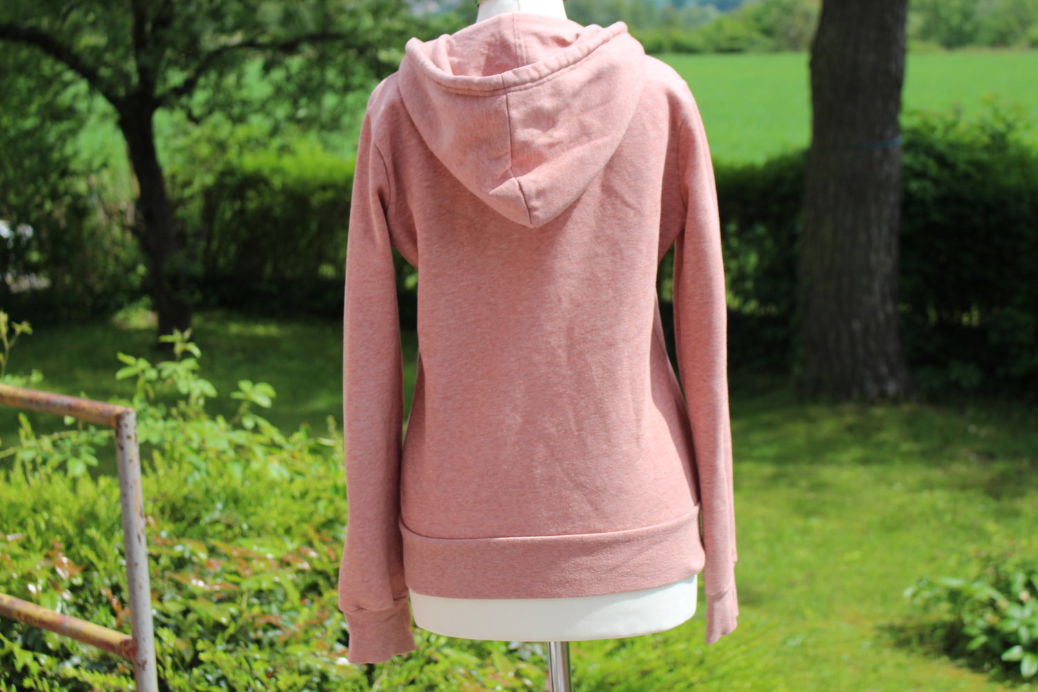 Lachsfarbener Kapuzenpulli mit Reißverschluss