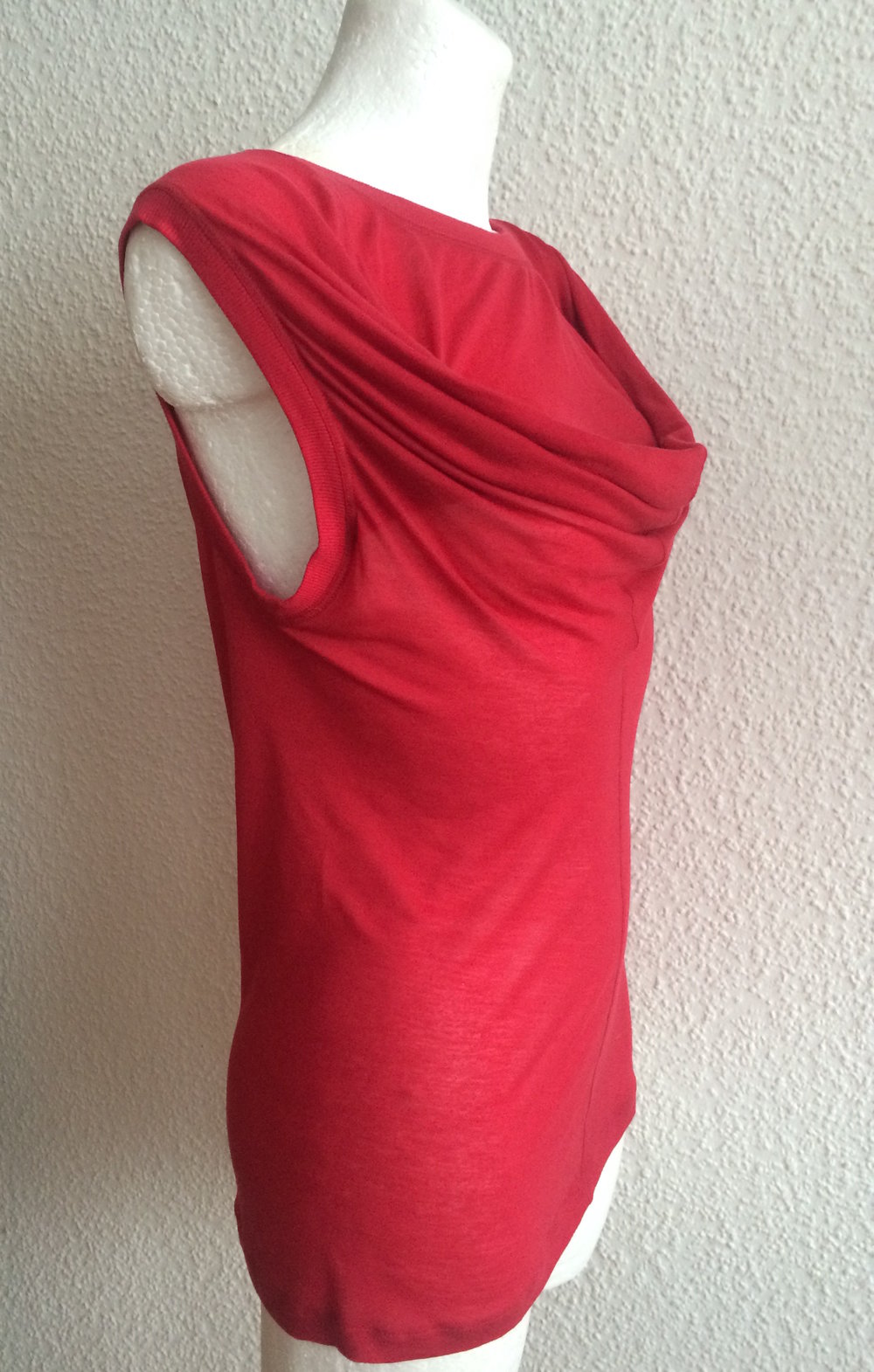 zartes Oberteil, T-shirt, Top, Rot, Viskose Jersey figurbetont und lässig, ärmelloses, Drapiertes Halsausschnitt /Décolleté