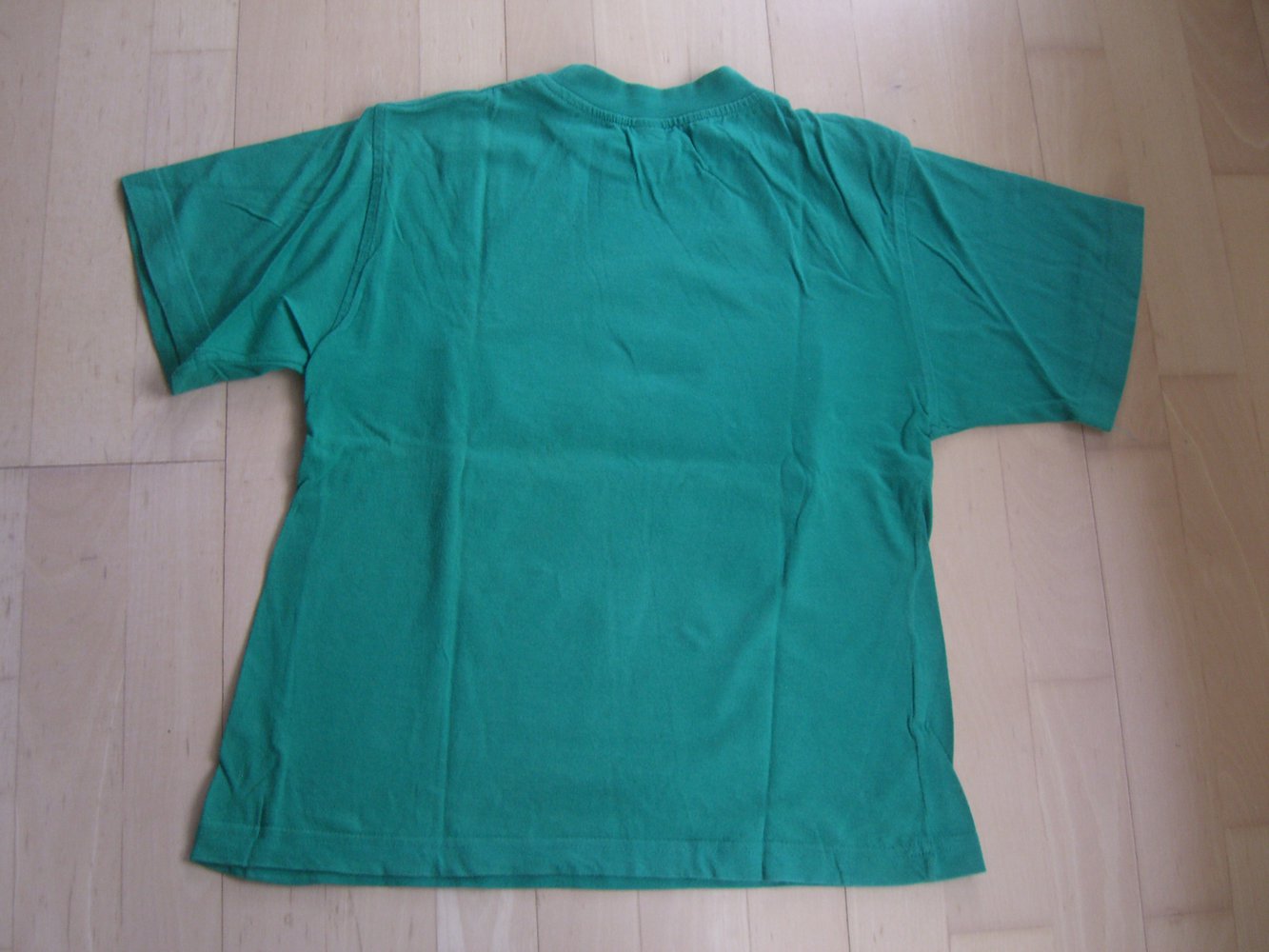 Grünes T-Shirt mit Dalmatinermotiv