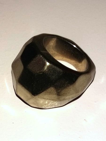 großer H&M Ring aus beschichtetem Plastik * goldfarben