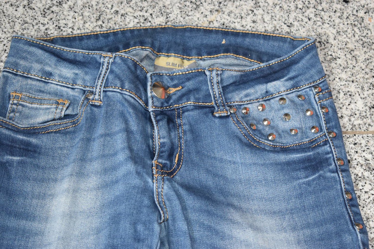 Verkaufe Jeans in blau mit Nieten