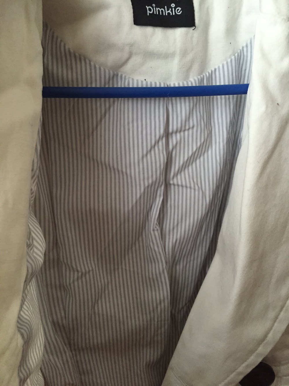 Weißer taillierter Kurzmantel