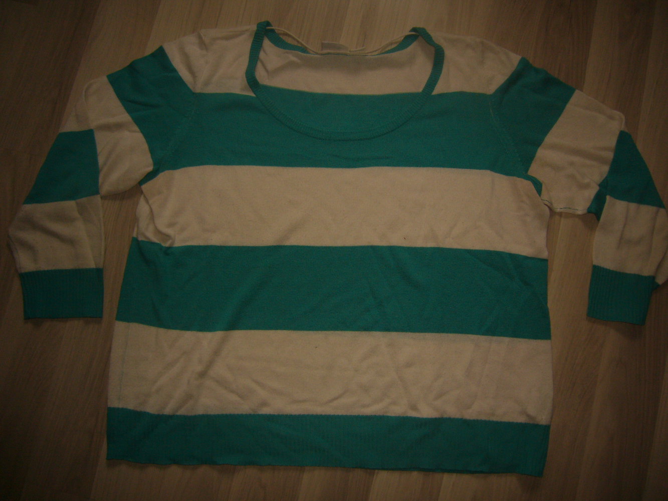 Moderner gestreifter Strickpullover