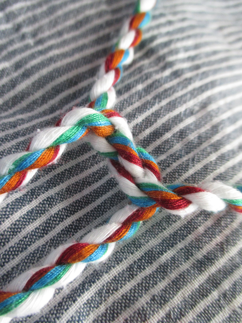 zuckersüßer Cardigan aus festem Webstoff, blau - weiß gestreift, vorderseitig und rückseitig bunt bestickt, Folklore, Stickereien, Glöckchen & bunte Pompös an der Kordel, Gr. 36 / 38 