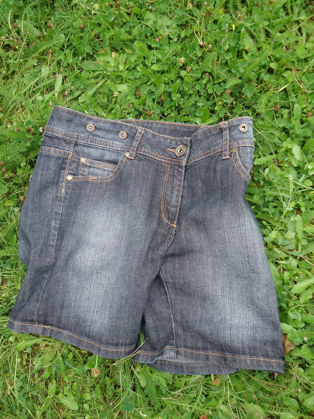 Jeans-Bermudas mit Destroyed-Effekten
