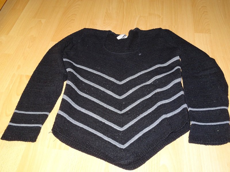 Interessanter Pullover mit spitz zulaufender Mitte und grauen Streifen ca. Gr. 38/40