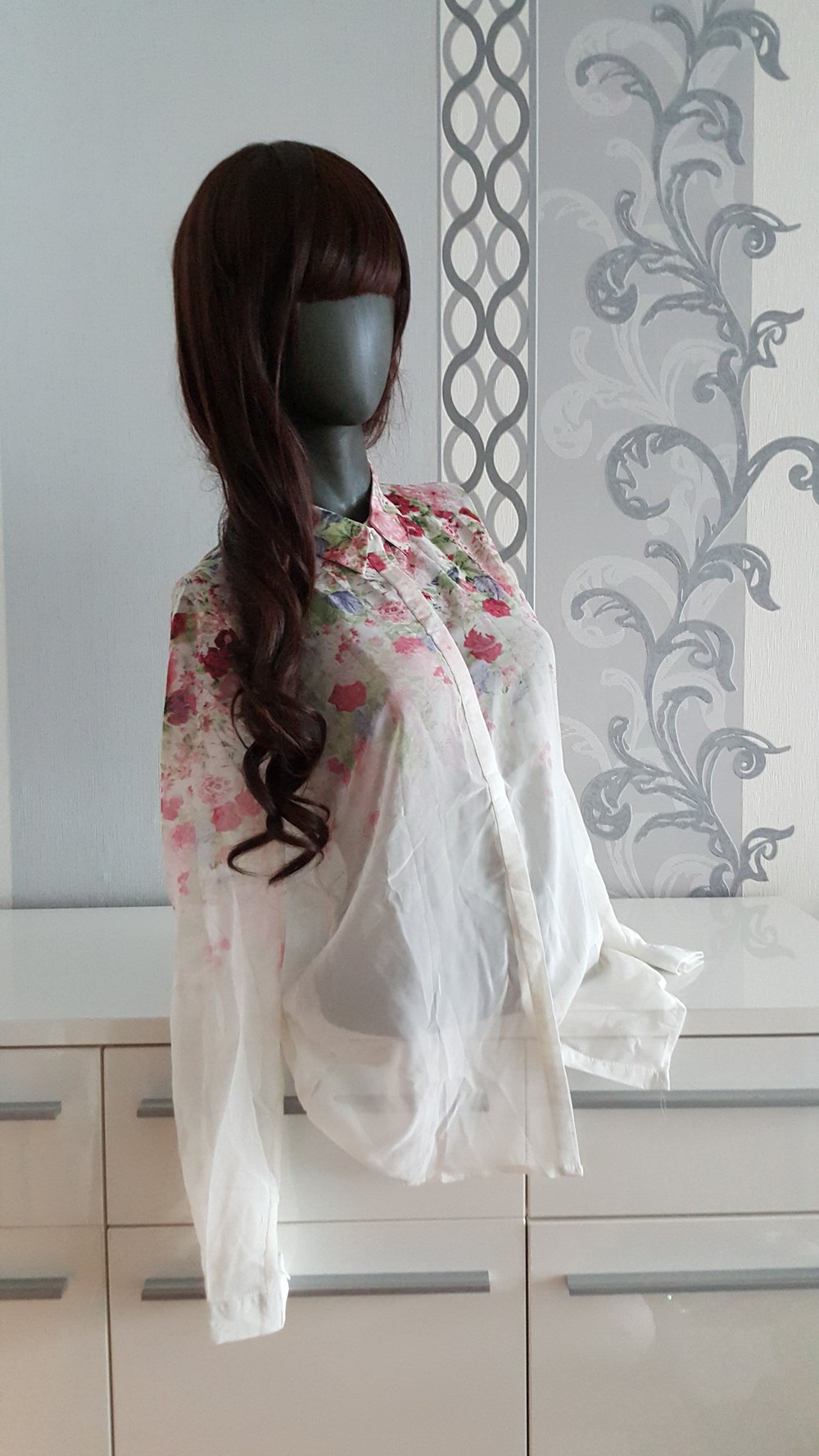 Bluse weiß oben mit bunten Blumen L 40