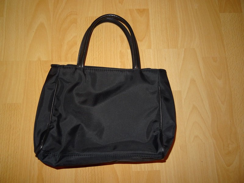 Kleine schwarze Tasche - Kunststoff mit kurzen Henkeln