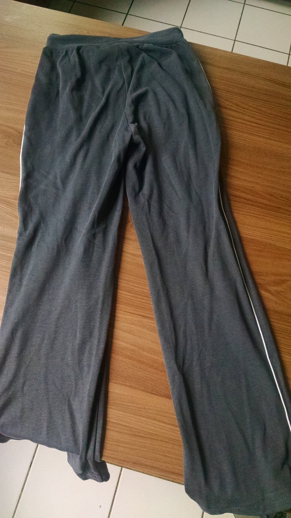 Lange Sporthose/Jogginghose Gr. 36/38 mit weißen Streifen