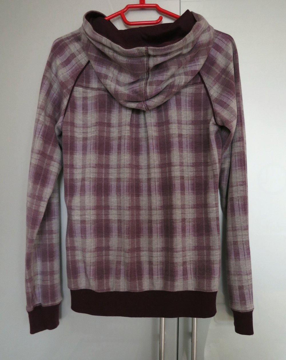 Karierte Kapuzen-Jacke in grau-lila