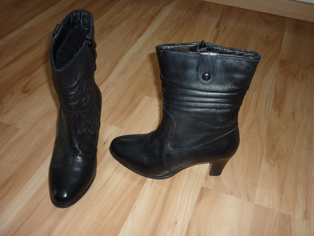 NEU: Stiefel Stiefeletten Ankle Boots schwarz mit Absatz Größe 36