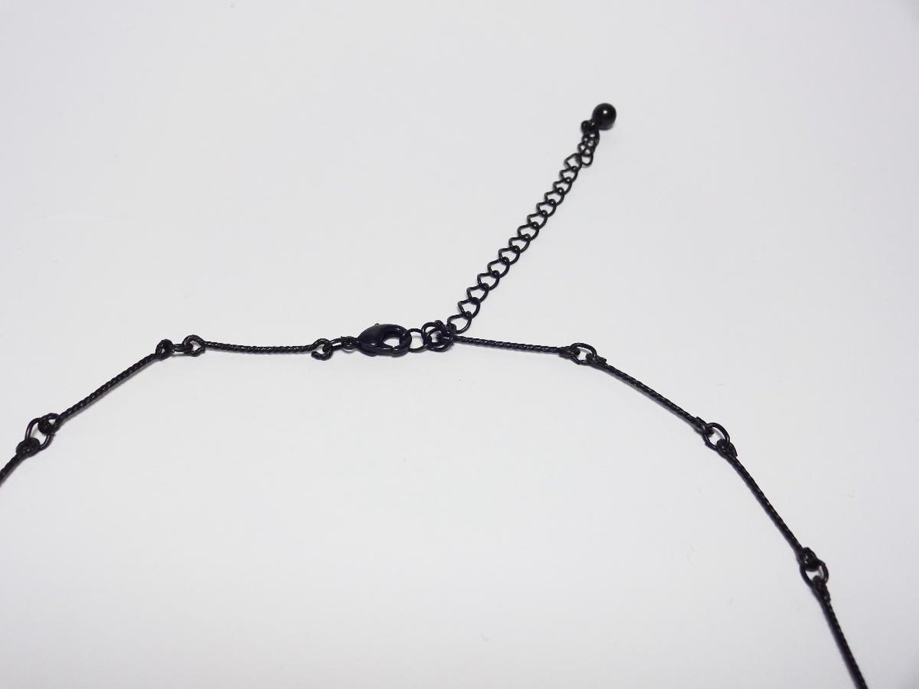 Kurze Kette mit roten Glitzersteinen 