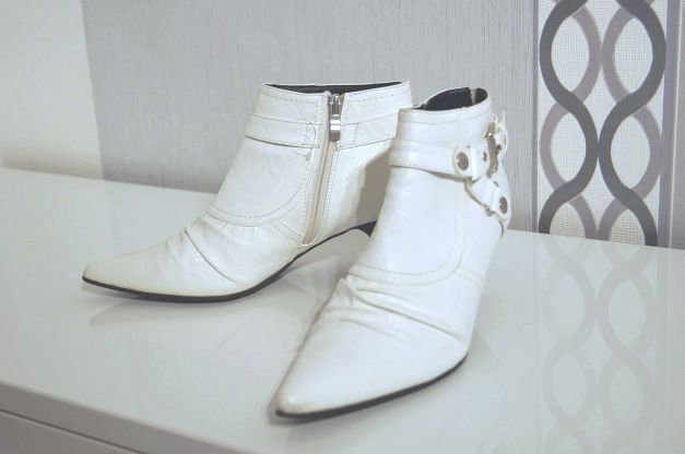 Weiße Stiefeletten Schuhe mit Absatz 38 Schnallen Neu