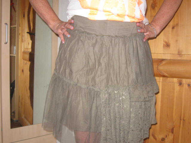 *** Hübscher Rock mit Spitze ***