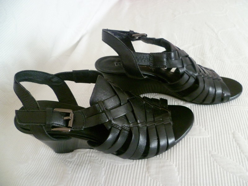 schwarze Sandalen mit Keilabsatz und Riemchen