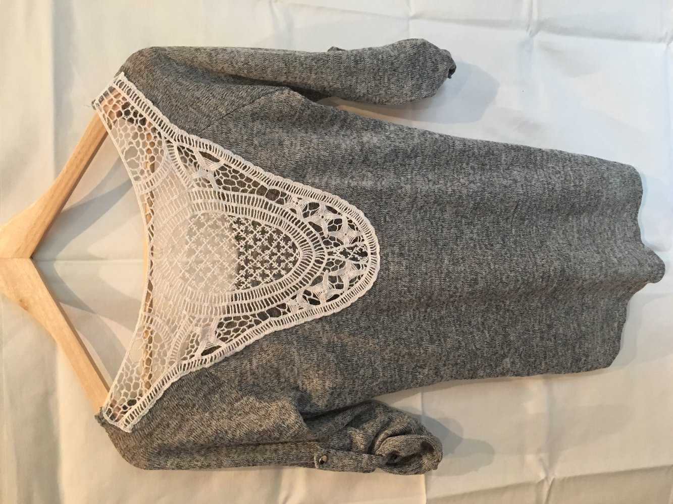 Graues Shirt mit Spitze am Rücken