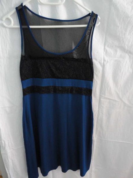 Schickes blaues Kleid mit Spitze