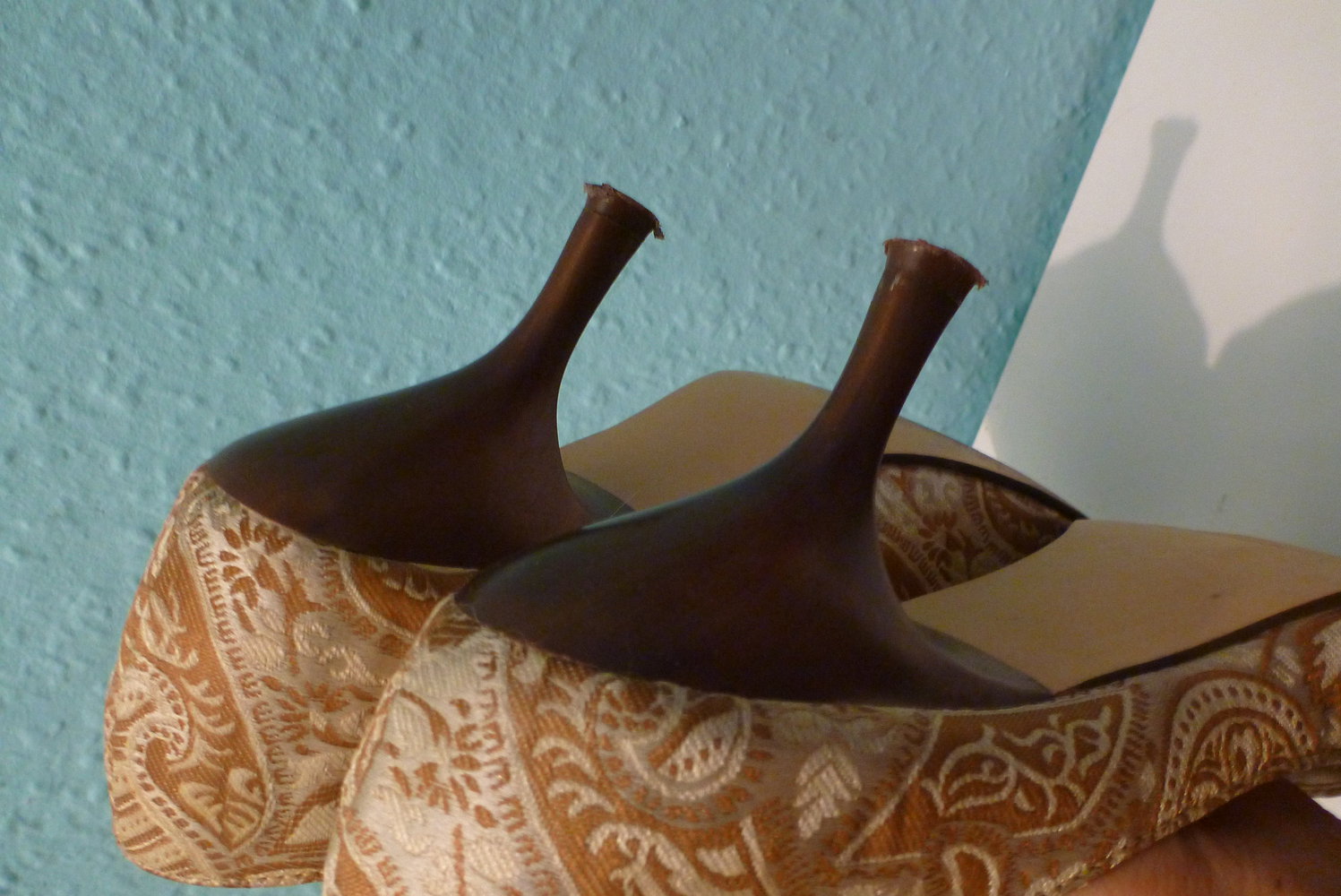 goldfarbene gemusterte Jennifer Taylor Pumps aus Stoff, Gr. 39 / 40