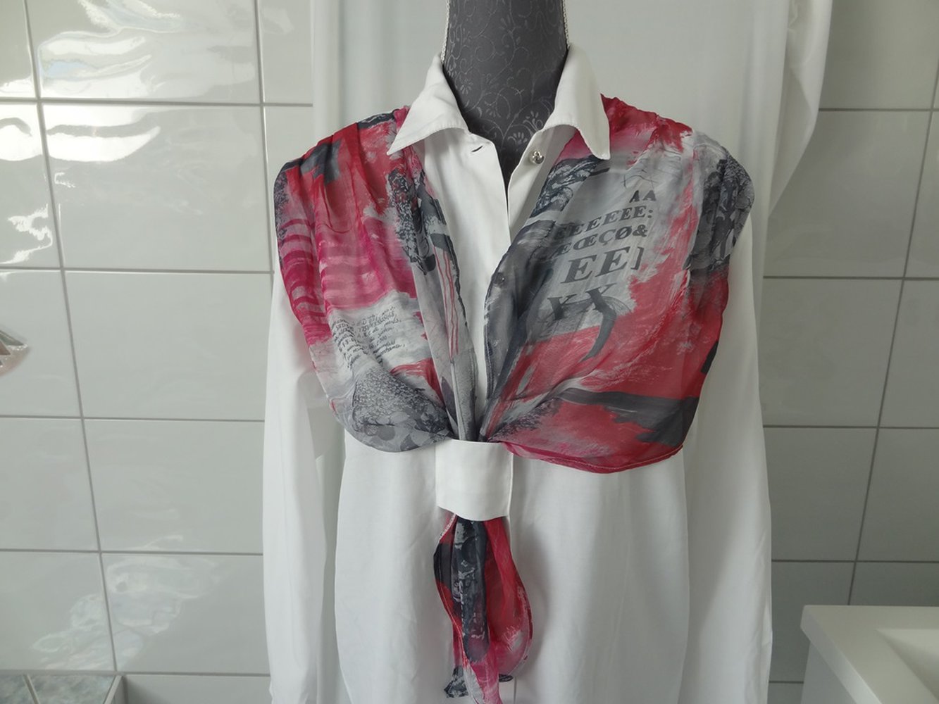 Schicke Bluse mit angenähtem Tuch in Gr. M