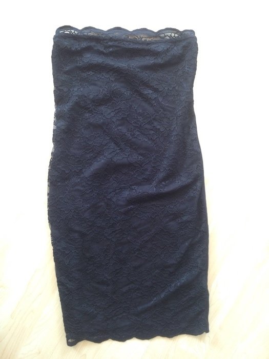 Schwarzes Schlauchkleid aus Spitze