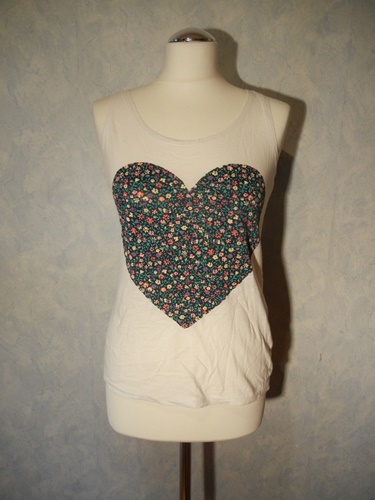 weißes Top mit buntem Herz