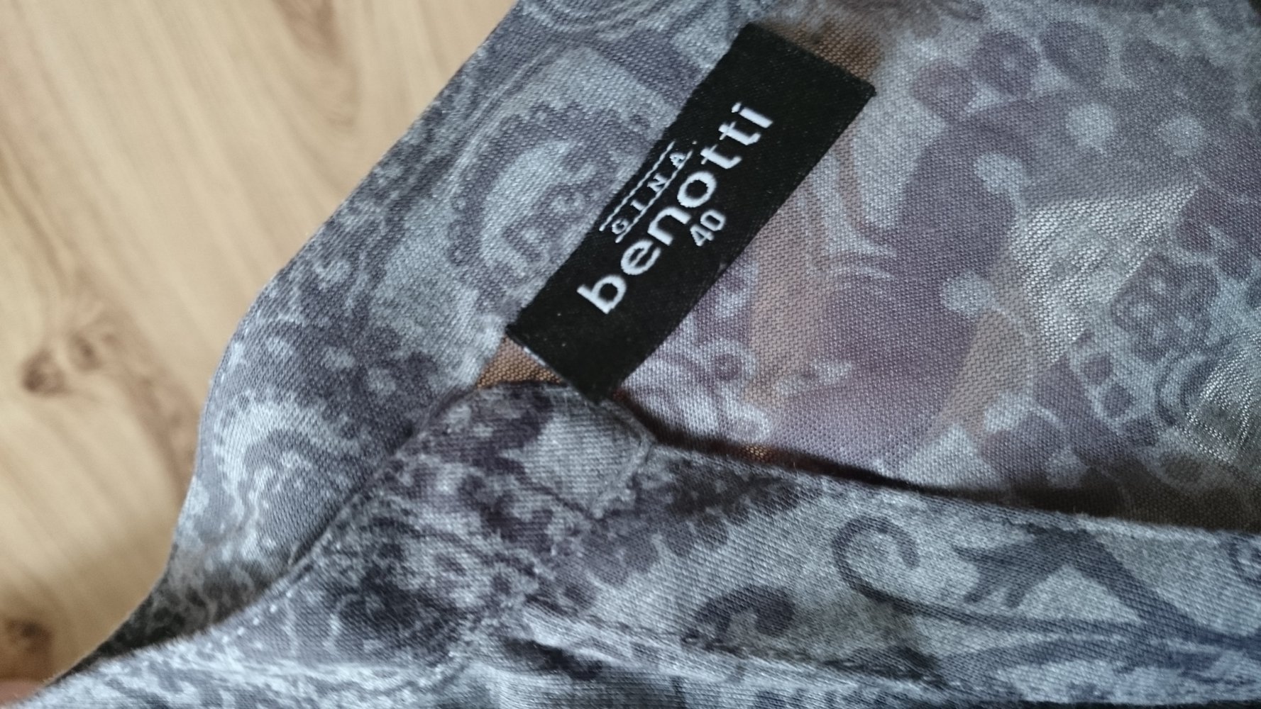 graue Bluse ethno florales Muster