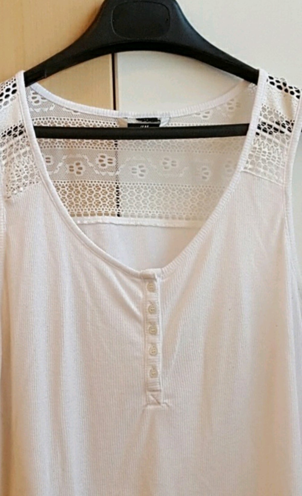 Weißes Top mit Spitze